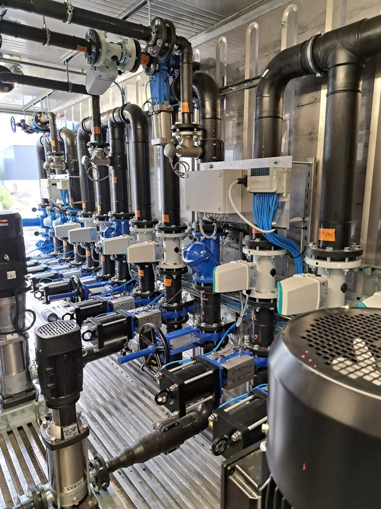 Row of pneumatically actuated knife gate valves with electromagnetic flowmeters