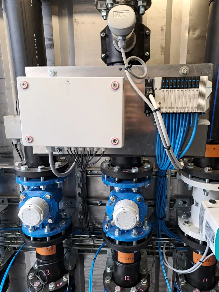 Valve island and pneumatic lines driving the knife gate valve actuators
