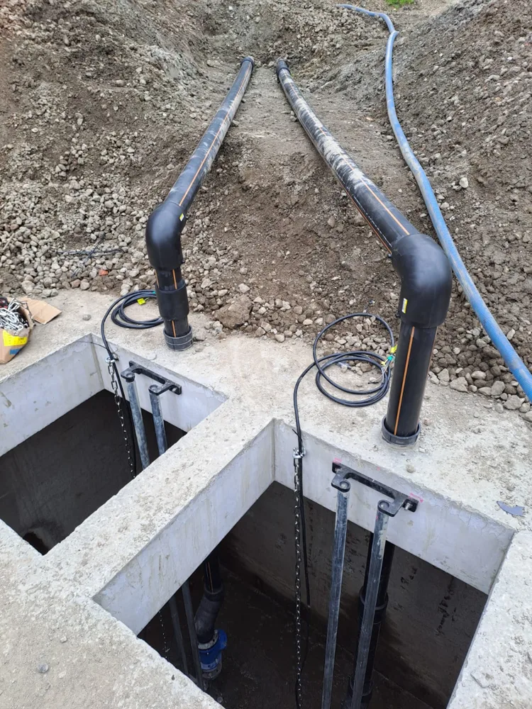 Discharge lines leaving the intake pit towards the filter skid